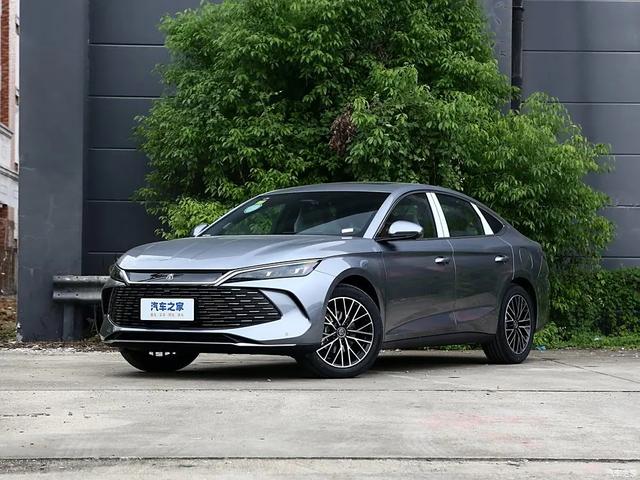 秦L 9.98万起,一年卖25万辆!续航超2000km,百公里才2.9个油!