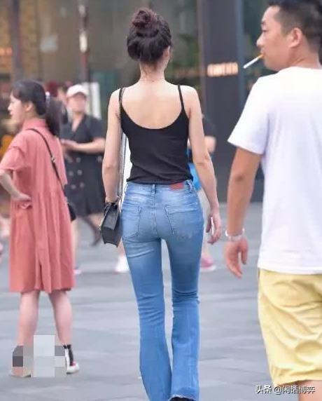 「街拍」 最“靓”的辣妈,穿紧身牛仔裤秀出成熟魅力