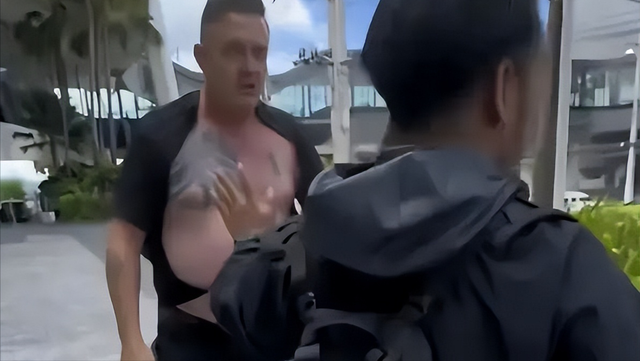 你再骂一下试试!中国美女在泰国暴打外国2米壮汉,短袖改成开衫