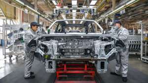 人类与汽车(越过2024｜这一年汽车人多卖了134万辆，少赚了一大把)