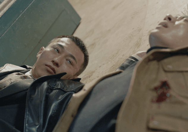 别把偶像剧的套路用在抗日剧上,抹发胶穿黑丝,你当观众傻子吗?