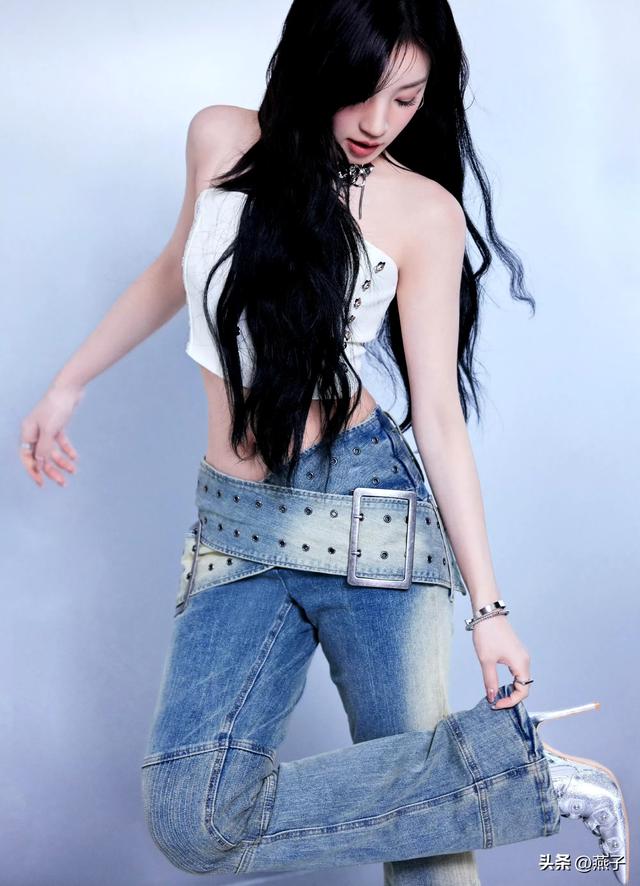 宋雨琦:时尚装扮露脐装+牛仔裤+银色高跟靴高级又漂亮