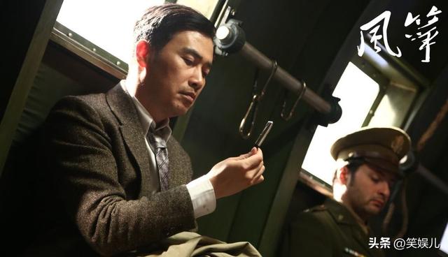 别把偶像剧的套路用在抗日剧上,抹发胶穿黑丝,你当观众傻子吗?