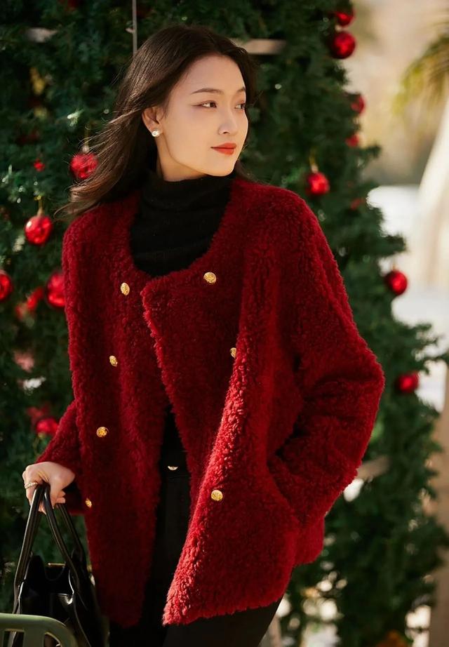 美女穿搭写真:她也太会穿了,红衣配金扣+黑色内搭真的太美了