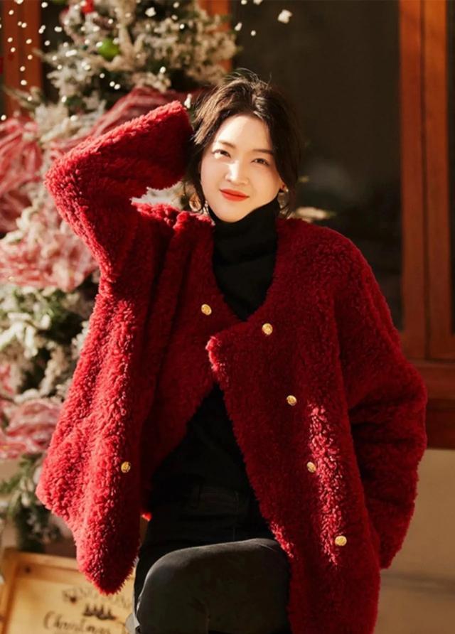 美女穿搭写真:她也太会穿了,红衣配金扣+黑色内搭真的太美了