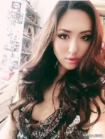 女星出国旅游便秘吃泻药,药劲上来打不开门锁在巷子里随地大小便