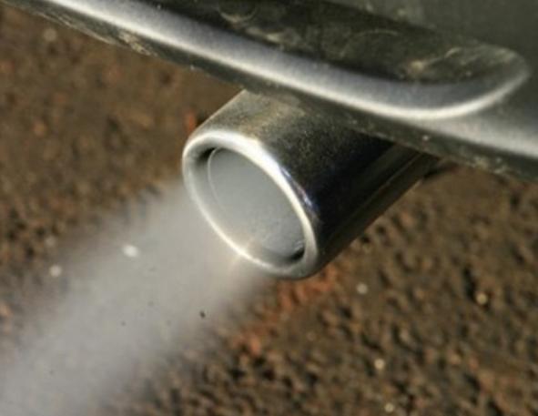 汽车排气管总滴水?不一定是发动机出问题了,可能是这个原因