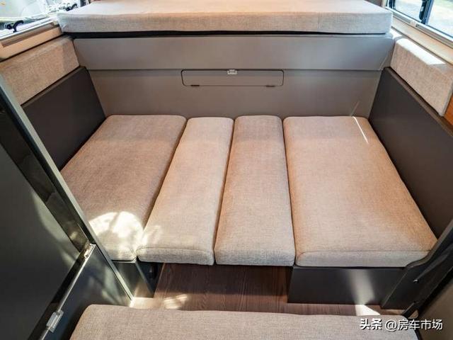 菲亚特DUCATO房车，2.2T柴油发动机，5.4米长，内部两层大床