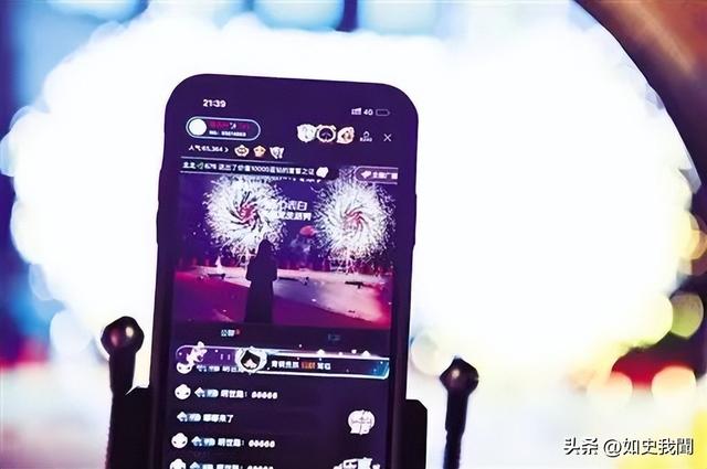 美女开直播放炮,衣服破洞、脸被崩得黢黑,网友:灾难中的天使