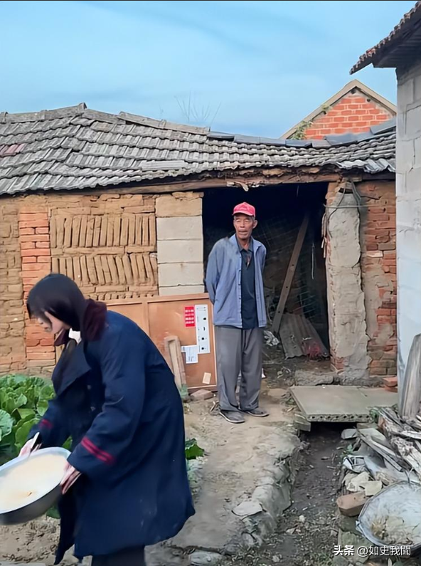 美女开直播放炮,衣服破洞、脸被崩得黢黑,网友:灾难中的天使