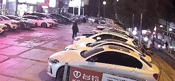 猛烈爆炸!致4人受伤,疑多辆车被炸坏,21楼住户玻璃震裂