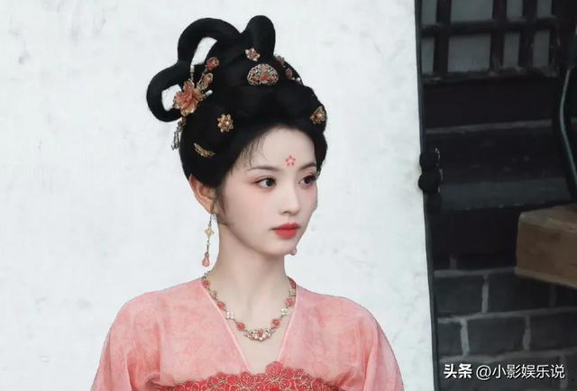 唐装美人，雍容华丽，哪一位女星让你心动，一眼万年？