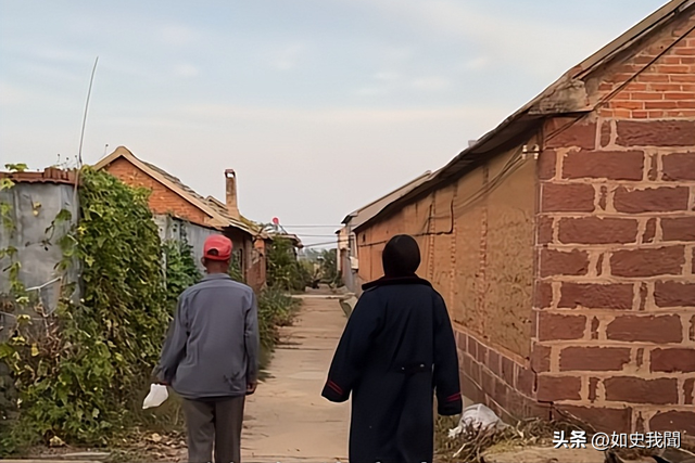 美女开直播放炮,衣服破洞、脸被崩得黢黑,网友:灾难中的天使