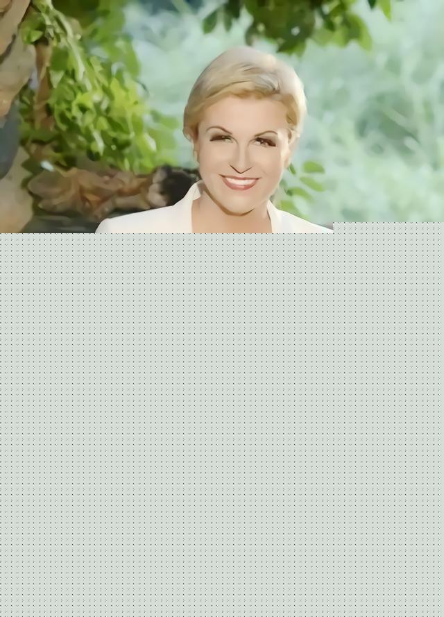 克罗地亚美女总统，身材傲人被喷胸大，做出六大惊世举动，爱足球