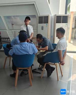 海口汽车销售(海口一男子到4S店订购汽车，不料报价单暗藏“金融服务费”)