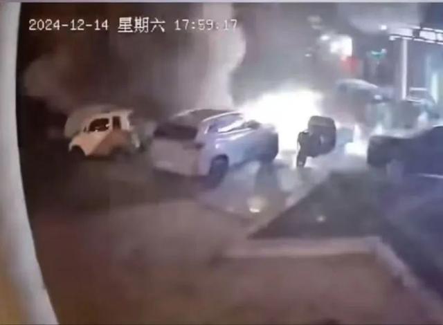猛烈爆炸!致4人受伤,疑多辆车被炸坏,21楼住户玻璃震裂