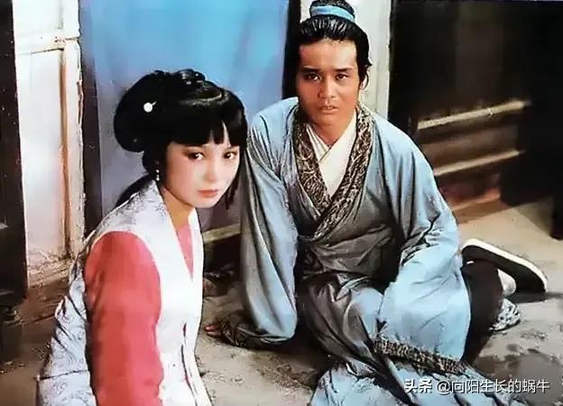 姐弟恋司棋“从山洞里出来,站着系裙子”她到底在山洞里干什么?