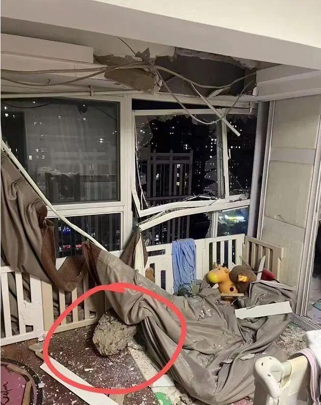 猛烈爆炸!致4人受伤,疑多辆车被炸坏,21楼住户玻璃震裂