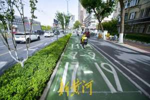 济南标志汽车(济南泺源大街与朝山街交叉口增加新交通标志，方便非机动车借道通行)