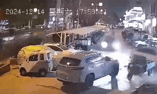 猛烈爆炸!致4人受伤,疑多辆车被炸坏,21楼住户玻璃震裂