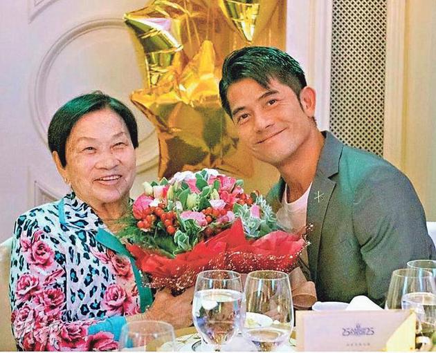 郭富城(右)前晚(3月5日)上载与母亲昔日温馨的合照,称还不能接受母亲已经离开的事实