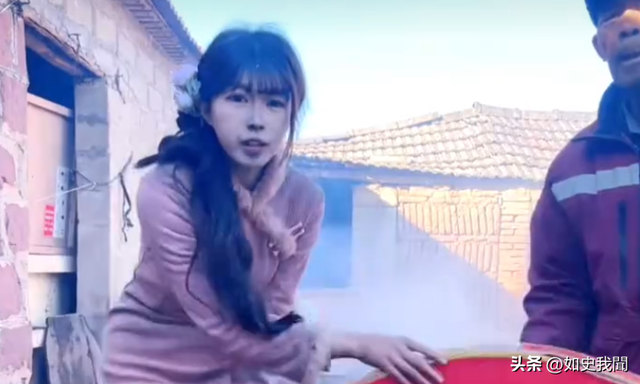 美女开直播放炮,衣服破洞、脸被崩得黢黑,网友:灾难中的天使