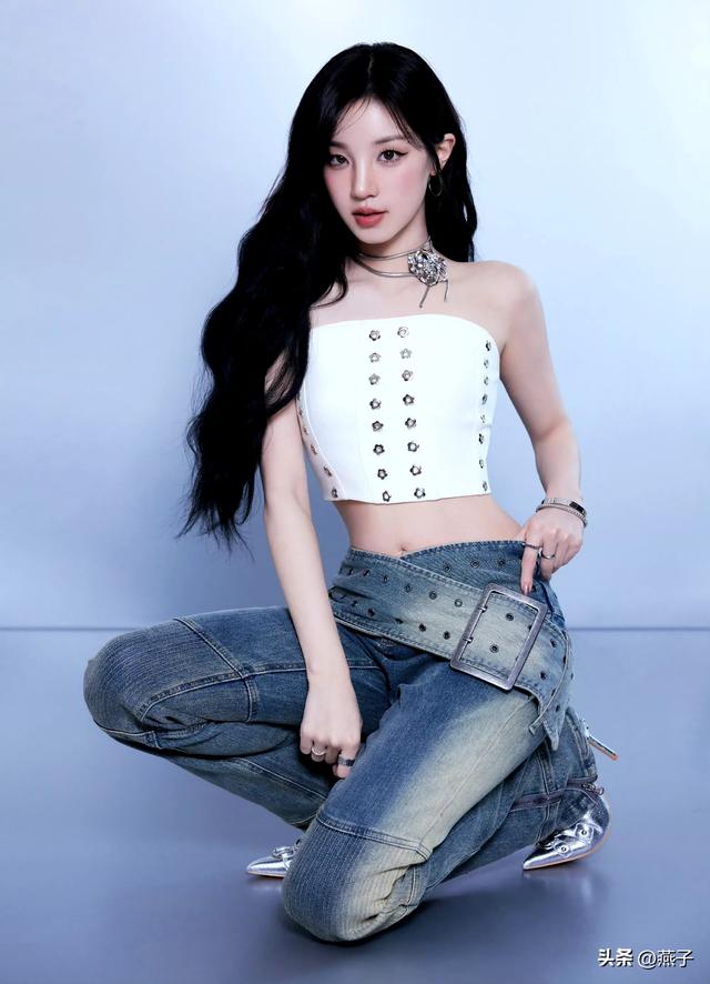 宋雨琦:时尚装扮露脐装+牛仔裤+银色高跟靴高级又漂亮