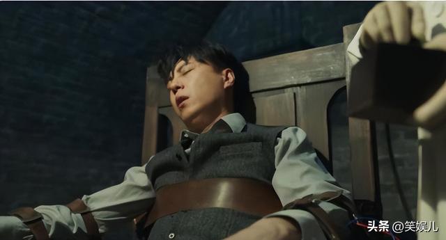 别把偶像剧的套路用在抗日剧上,抹发胶穿黑丝,你当观众傻子吗?