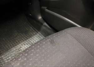 汽车脱脂方法(4个步骤，教你用小苏打和常见日用品，清洁汽车内饰中的油渍)