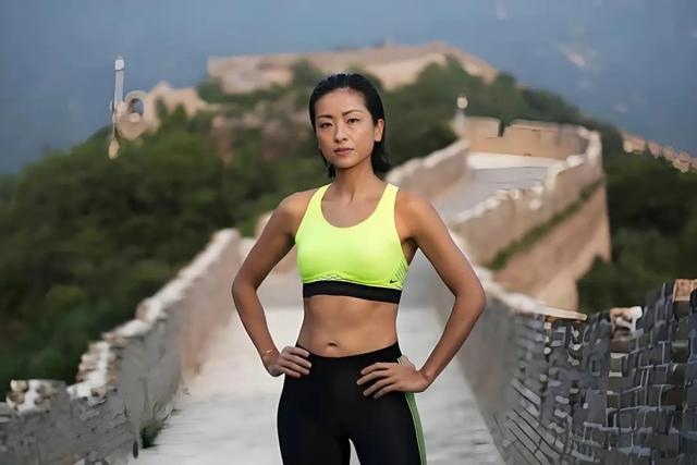 陈奕迅的老婆跑步这么厉害?全马345完赛,身材火辣,秒杀同龄人