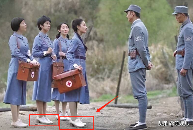 别把偶像剧的套路用在抗日剧上,抹发胶穿黑丝,你当观众傻子吗?