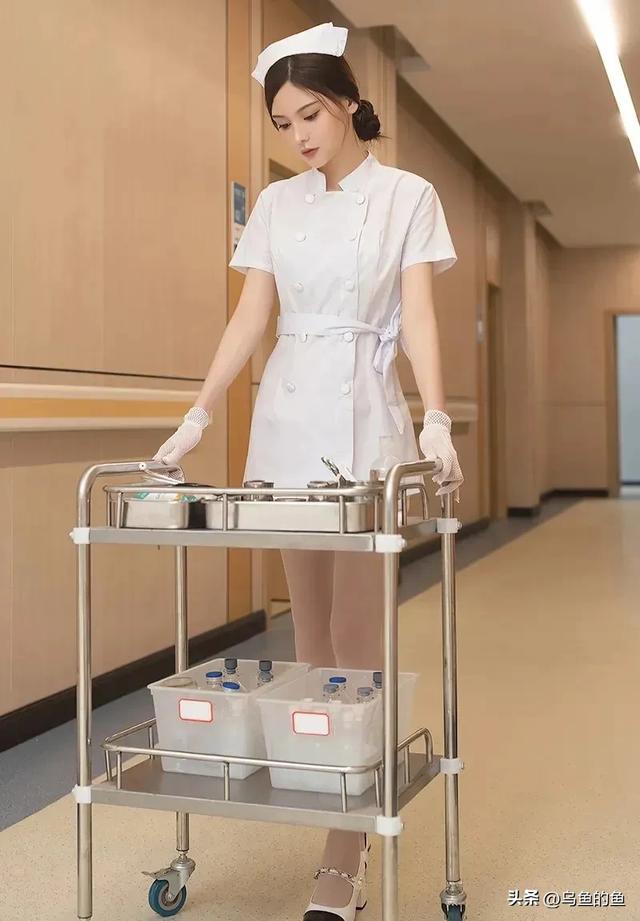 私人女护士!白色丝袜配高跟,身材也太绝了