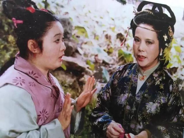 姐弟恋司棋“从山洞里出来,站着系裙子”她到底在山洞里干什么?