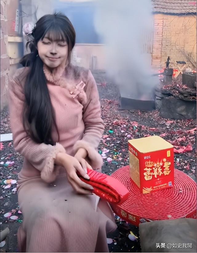 美女开直播放炮,衣服破洞、脸被崩得黢黑,网友:灾难中的天使