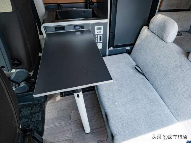 菲亚特DUCATO房车，2.2T柴油发动机，5.4米长，内部两层大床