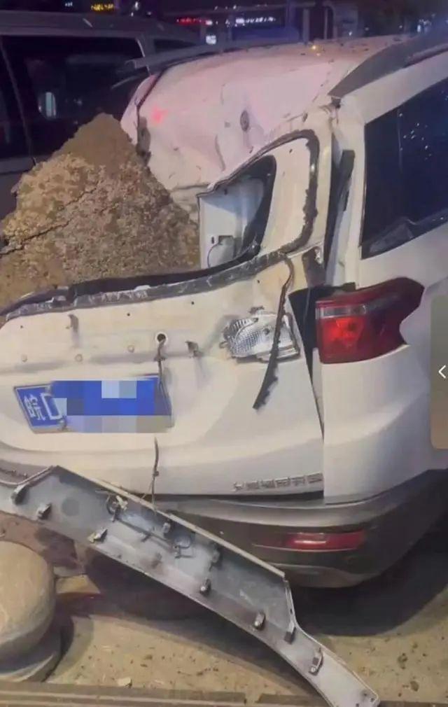 猛烈爆炸!致4人受伤,疑多辆车被炸坏,21楼住户玻璃震裂