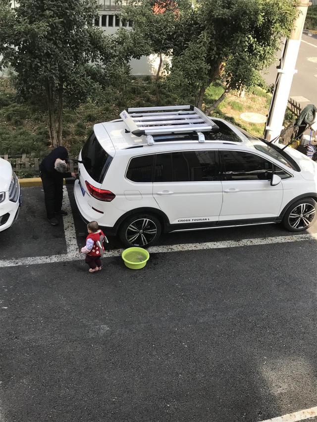 漂亮又实用,大众途安L加装行李架,就是油耗升高了