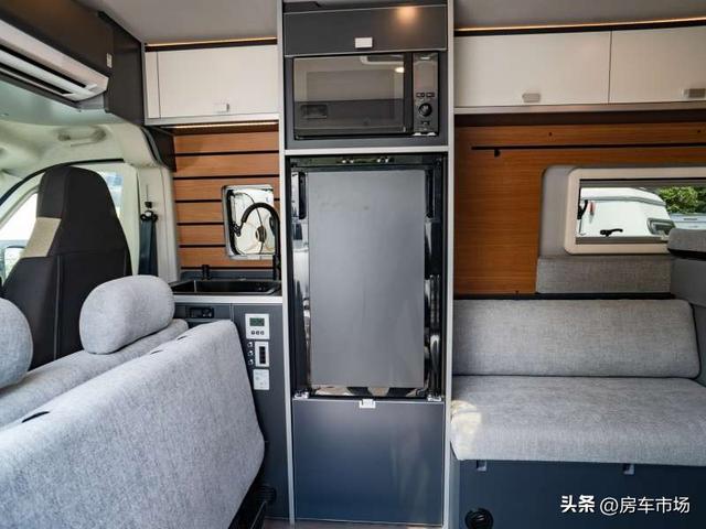 菲亚特DUCATO房车，2.2T柴油发动机，5.4米长，内部两层大床