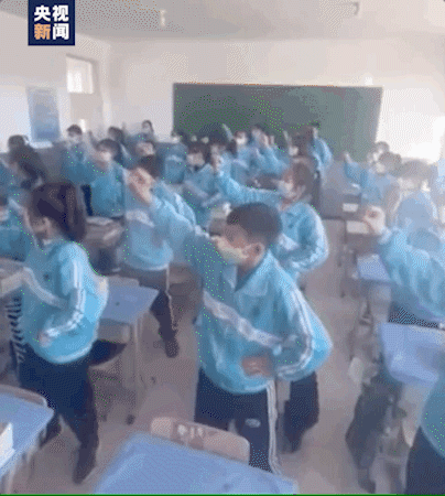 教室里也能“万马奔腾”!这段课间舞真带劲