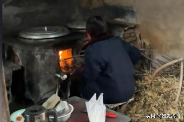 美女开直播放炮,衣服破洞、脸被崩得黢黑,网友:灾难中的天使