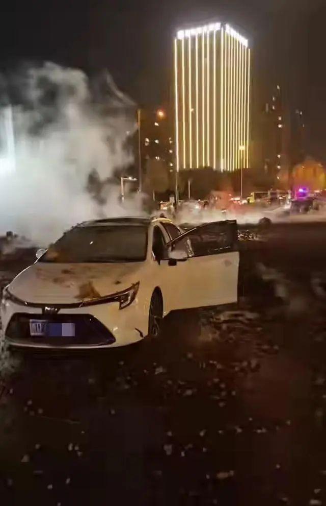 猛烈爆炸!致4人受伤,疑多辆车被炸坏,21楼住户玻璃震裂