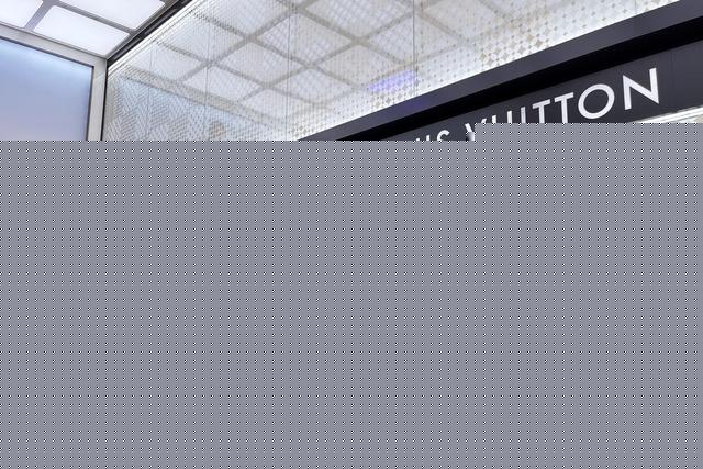 喜欢戴LV丝巾的美女局长，不为人知的另一面，对残疾人温柔有爱