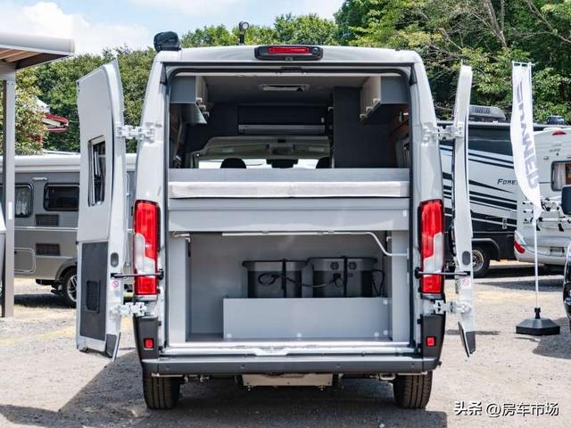 菲亚特DUCATO房车，2.2T柴油发动机，5.4米长，内部两层大床