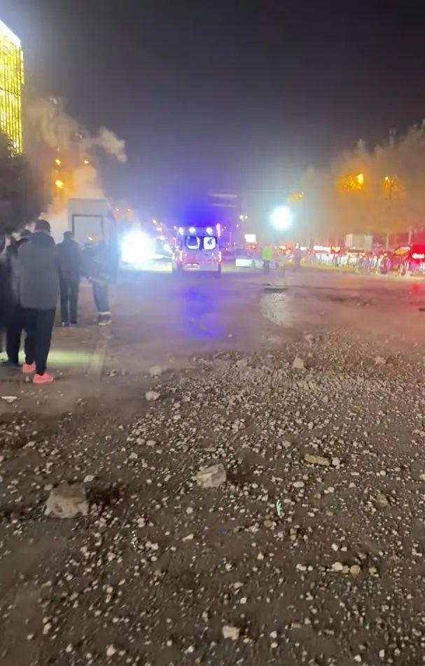 猛烈爆炸!致4人受伤,疑多辆车被炸坏,21楼住户玻璃震裂