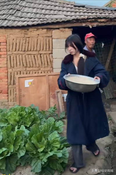 美女开直播放炮,衣服破洞、脸被崩得黢黑,网友:灾难中的天使