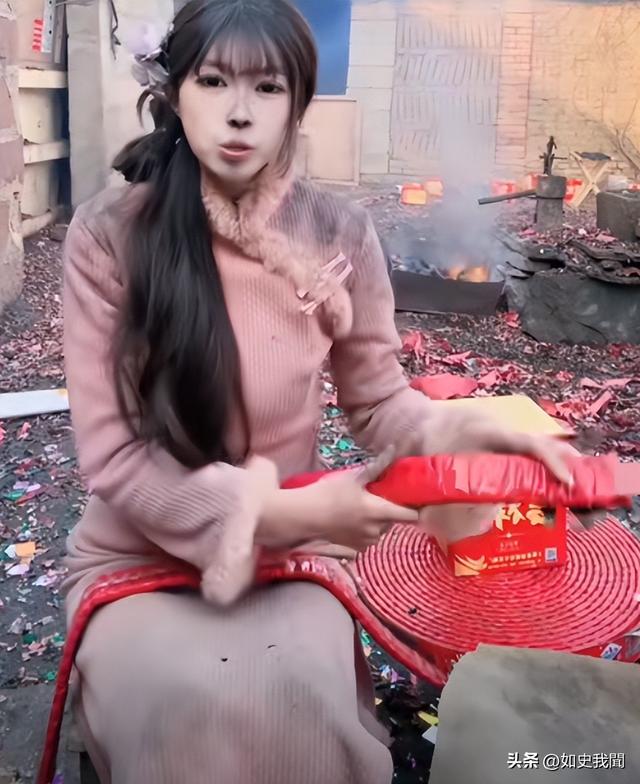 美女开直播放炮,衣服破洞、脸被崩得黢黑,网友:灾难中的天使