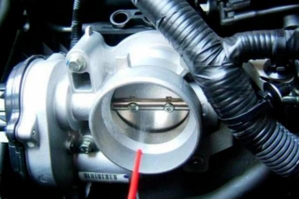 汽车排气管总滴水?不一定是发动机出问题了,可能是这个原因