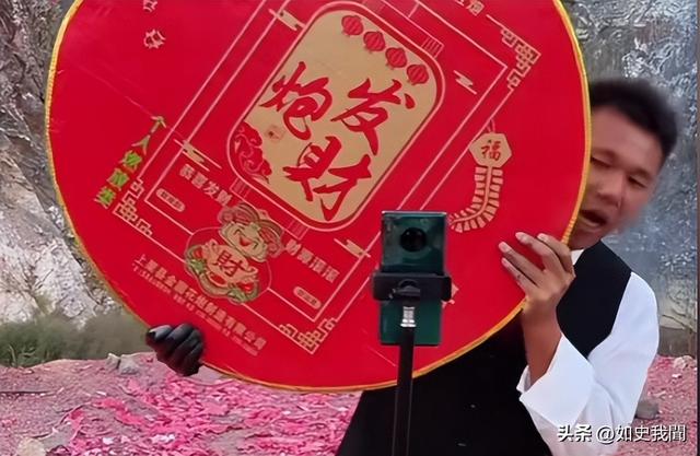 美女开直播放炮,衣服破洞、脸被崩得黢黑,网友:灾难中的天使