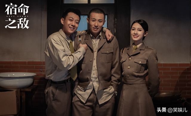 别把偶像剧的套路用在抗日剧上,抹发胶穿黑丝,你当观众傻子吗?