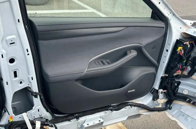 小米汽车白车身曝光!年轻人的第一台轿跑?